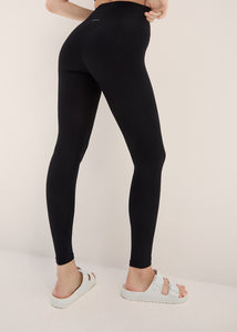 hailey legging - onyx | BodyLanguageSportswear | onyx  | 
why she speaks your language
Our OG legging in our OG fabric. Hailey is our most popular style for 